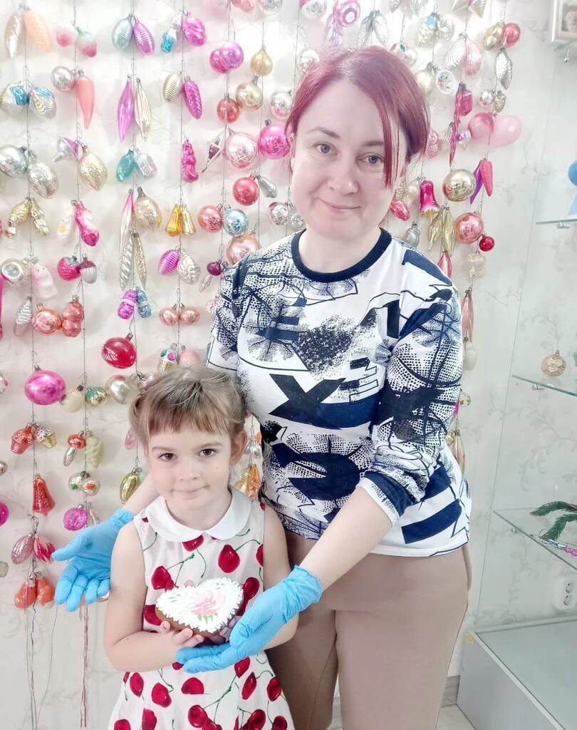 Мастер и участник события по росписи имбирных пряников цветной глазурью который прошел в Музее детства лисичкины сказки