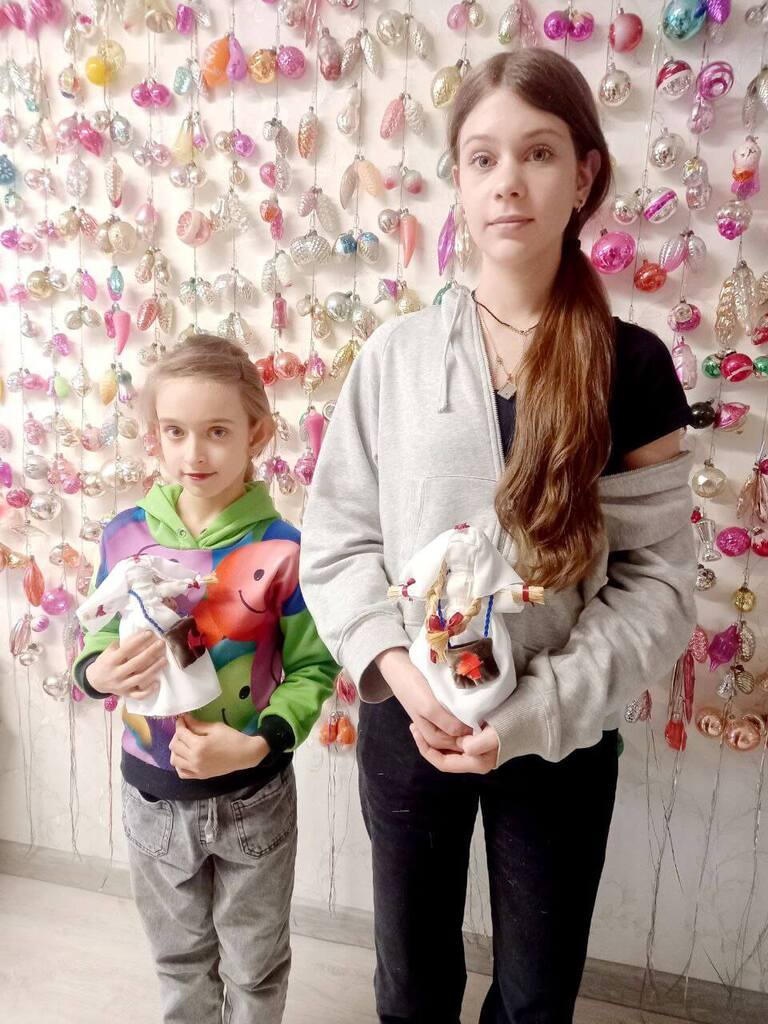 Юные мастерицы в детском музее своими руками сделали куколок из лыка