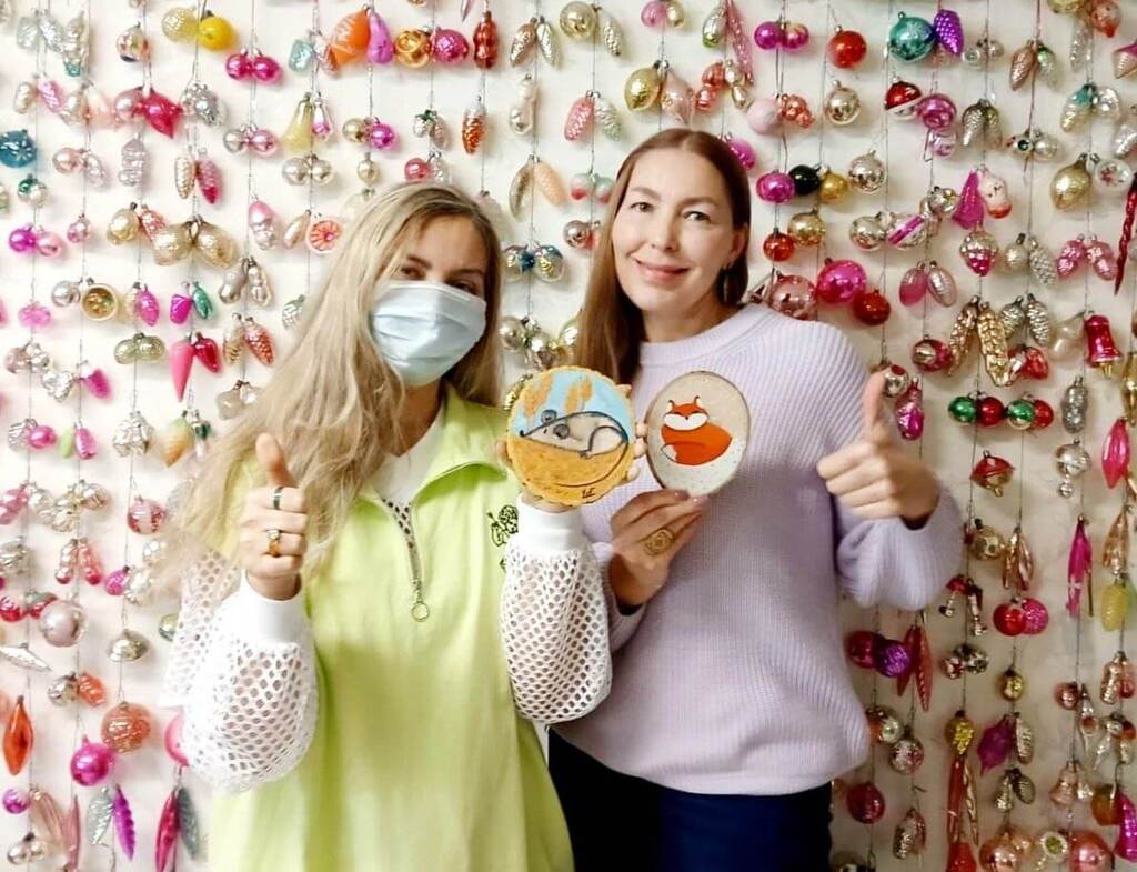 Участники и результат творческого занятия по росписи деревянных спилов в пространстве Музея Лисичкины сказки в твери