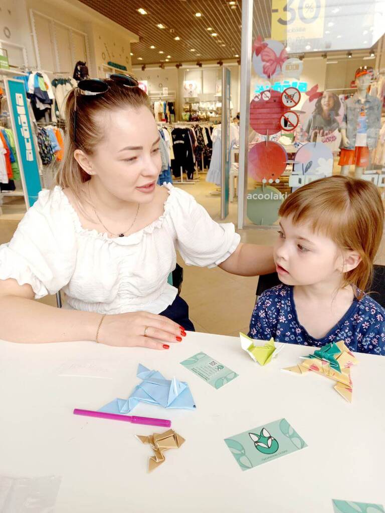 Родители с детьми участвовали в мастер-классе, который проводил Музей Лисичкины сказки на семейном празднике