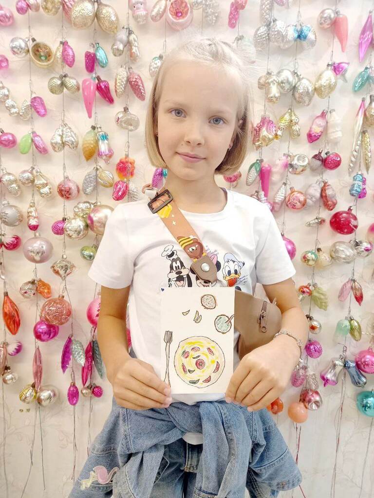 Маленькая участница нарисовала акварельный скетч на занятиях, которые прошли в музее игрушки и детства Лисичкины сказки