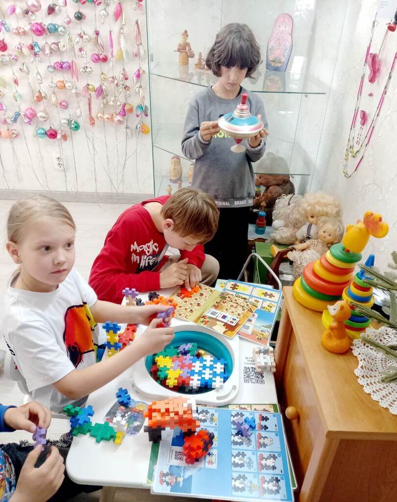 Экскурсия прошла активно и позитивно, а теперь можно и поиграть, пособирать конструктор в Музее Лисичкины сказки, музей детства в Твери