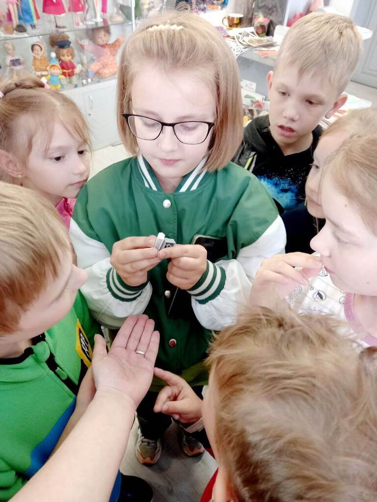 Весело и интересно проходят детские организованные экскурсии в музее про игрушки "Лисичкины сказки" 
