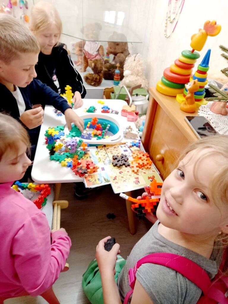 Свободное время поле экскурсии можно посвятить игре, Музей Лисичкины сказки, где рассказывают про игрушки