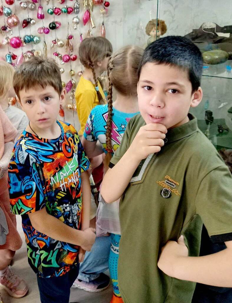 Юные посетители в музее игрушки и детства "Лисичкины сказки" отвечают на вопросы экскурсовода Марины Ильиной, город Тверь