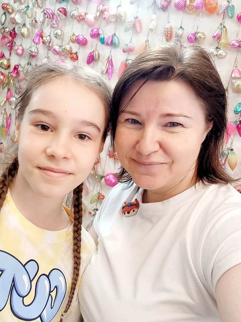 Фотография юной посетительницы с экскурсоводом Мариной Ильиной, Музей игрушки и детства, который находится  в Твери
