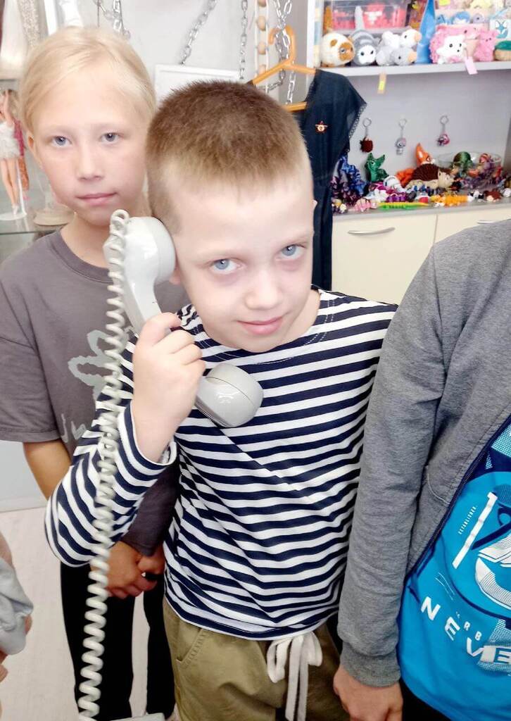 Забавную фотографию, как неправильно держать трубку телефона из прошлого, можно сделать в игрушечном музее Лисичкины сказки, г.Тверь