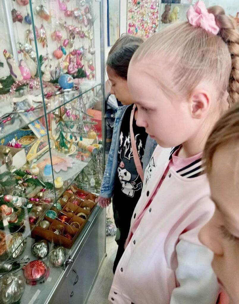 Ребята и девчата с интересом рассматривают новогоднюю экспозицию в музее Лисичкины сказки, деская экскурсия