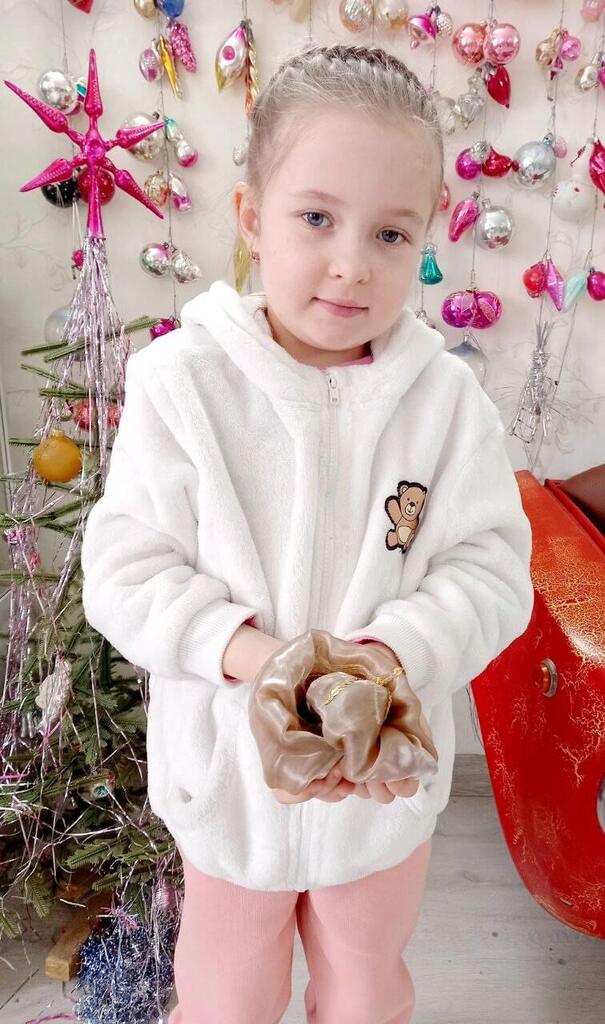 Маленькая участница с готовой брошью, которую она сама сделала из ткани в Музее Игрушек "Лисичкины сказки", г. Тверь