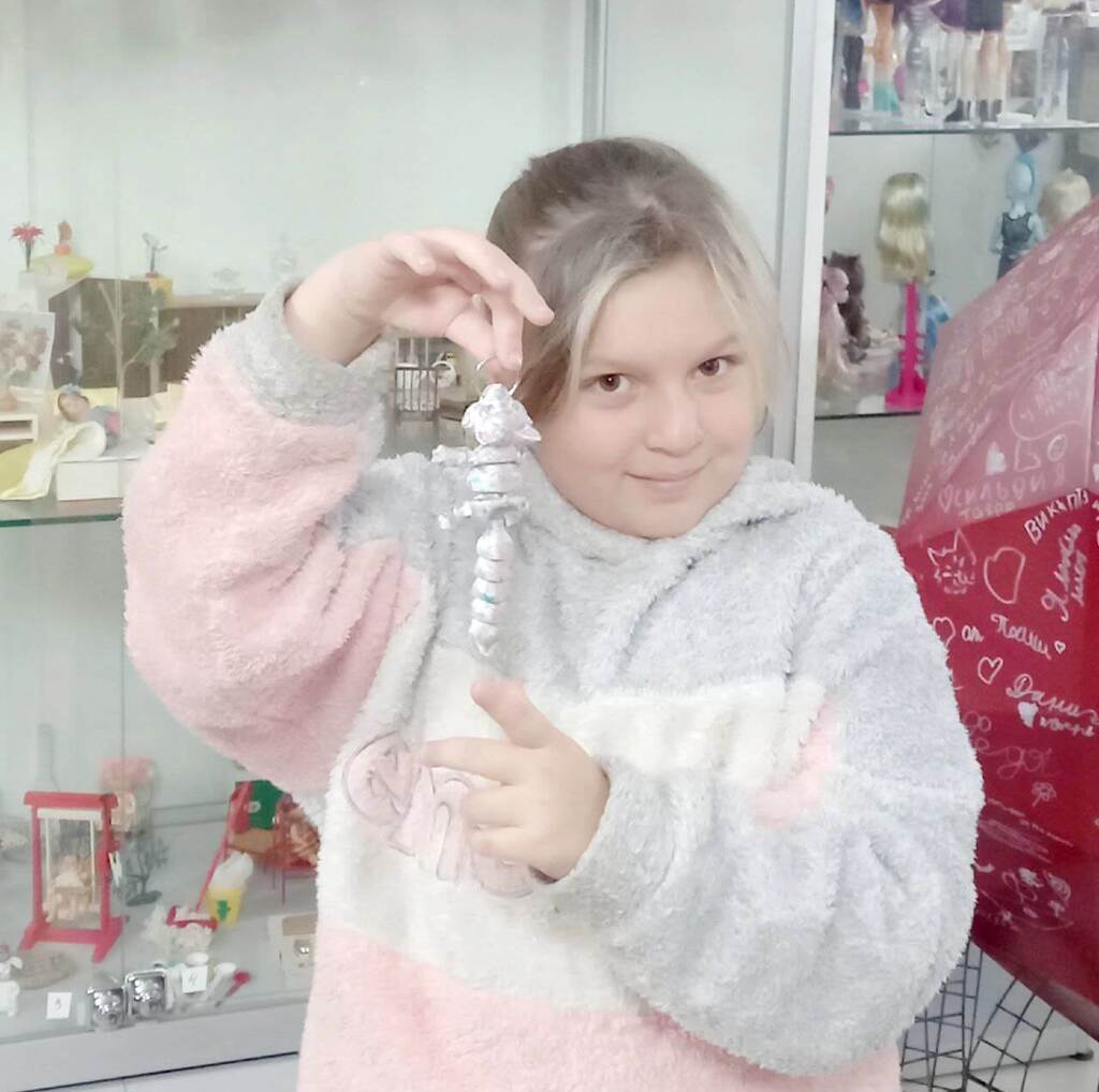 Готовая Работа в руках довольной юной участницы, расписывали Лисичкину-подвес в Лисичкиных сказках, Музее детства, г. Тверь