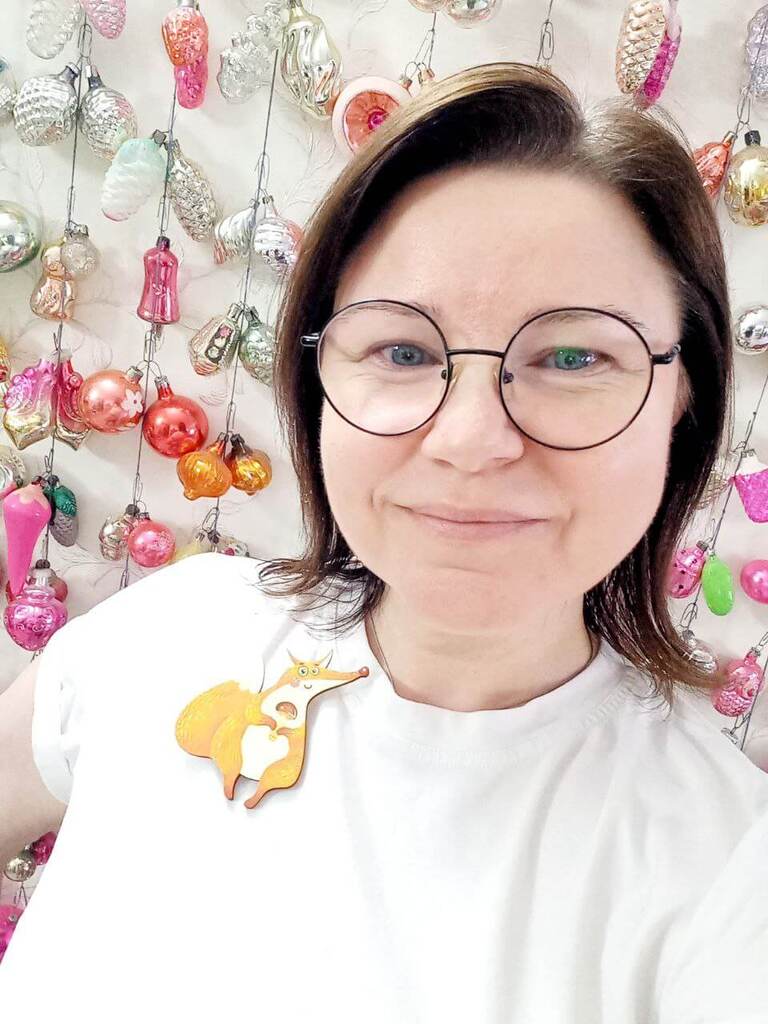 Участник творческого занятия по росписи акрилом деревянных брошей Лисичек в Музее игрушек Лисичкины сказки, Тверь